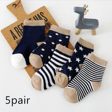 Load image into Gallery viewer, Warm and comfortable striped socks
