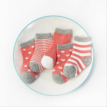 Load image into Gallery viewer, Warm and comfortable striped socks
