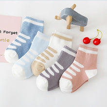 Load image into Gallery viewer, Warm and comfortable striped socks
