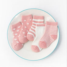 Load image into Gallery viewer, Warm and comfortable striped socks
