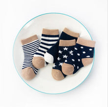 Load image into Gallery viewer, Warm and comfortable striped socks
