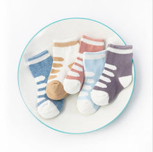 Load image into Gallery viewer, Warm and comfortable striped socks
